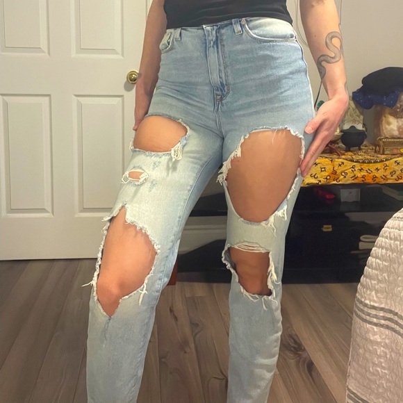 BDG Ripped Mom Jeans - Picture 2 of 3